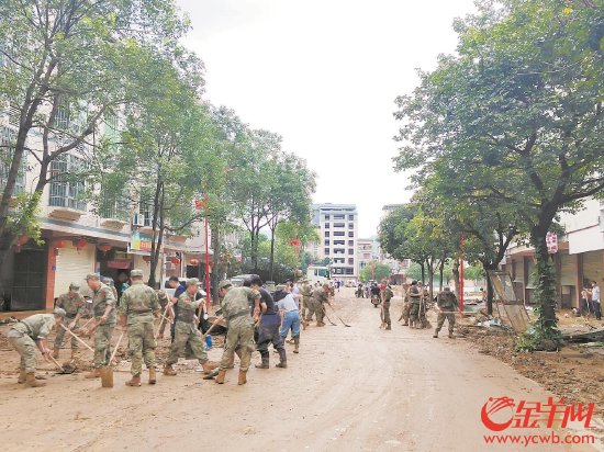 梅县区松源镇,干群和民兵在清扫街道 羊城晚报全媒体记者 危健峰 摄