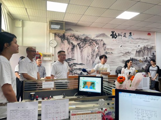镇党委书记龙仲英,镇党委副书记、镇长伍成亮一行慰问办公室教师