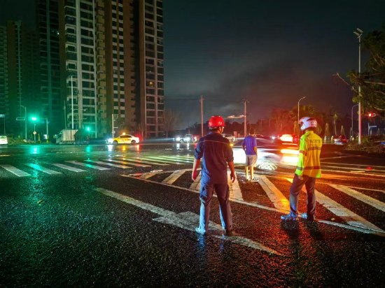 图3:为了加快施工,抢修人员与交警合作对道路进行临时封闭(刘晓冬摄)