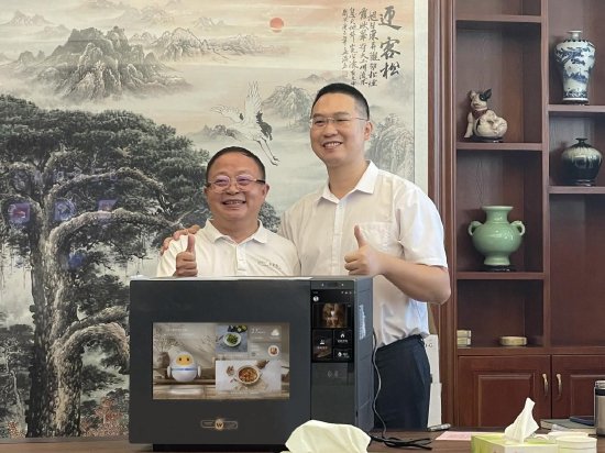 (深圳万德厨科技有限公司总经理霍立谊把产品交付给扬翔股份高层领导)