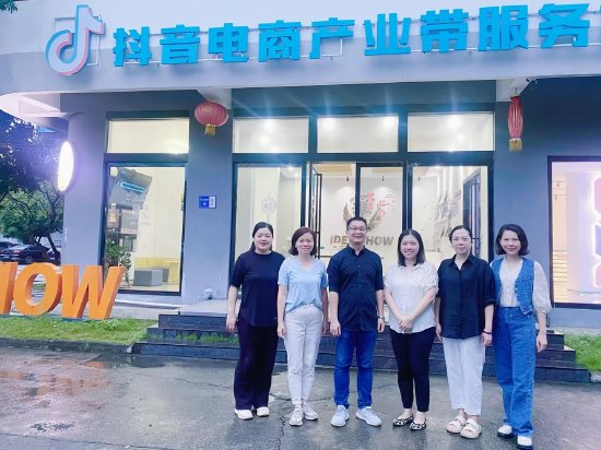 党员教师开展访企拓岗活动
