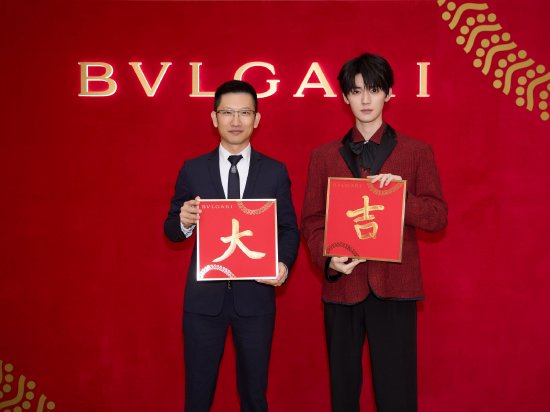 宝格丽香氛中国区总经理乔雪冬先生(左)与亚太区品牌大使周翊然(右)共绘“大吉”