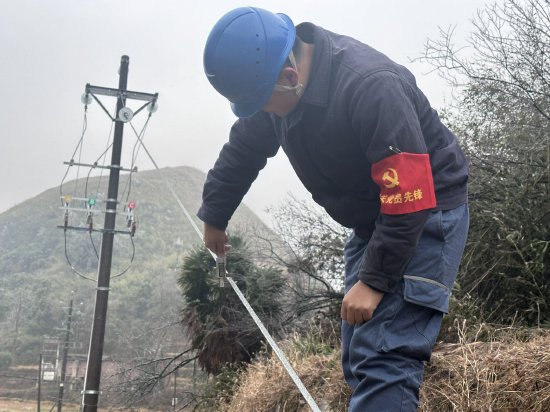 1月26日，南方电网广东韶关乐昌供电局党员服务队对覆冰线路进行测量。刘君华 摄