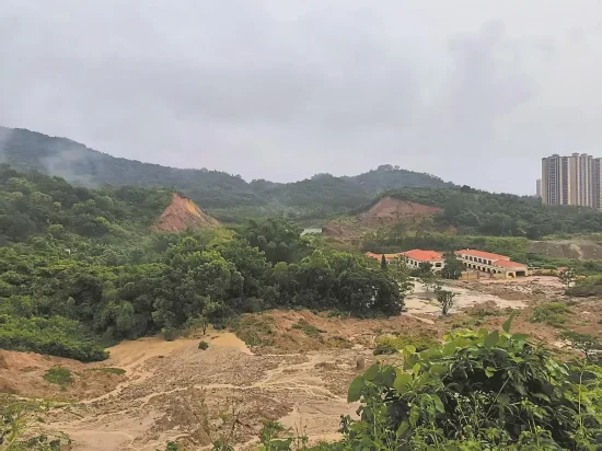 百爵山后山发生大面积山体滑坡现场