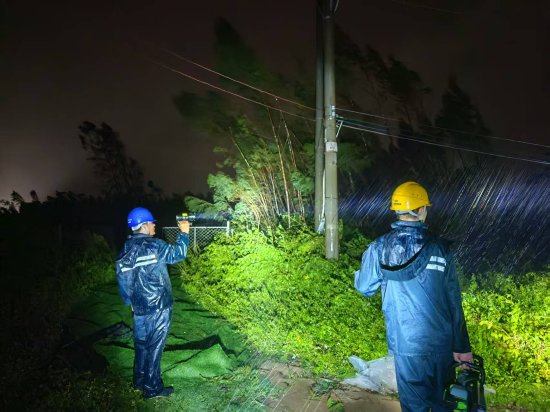 10月5日23时45分，南方电网广东清远阳山供电局支援人员对湛江遂溪黄略镇10千伏南亭线南坡支线开展勘灾工作。（莫凌枫）