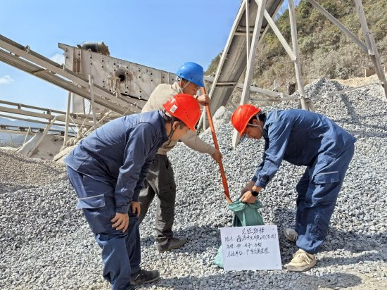 监理人员对工程用碎石材料取样。