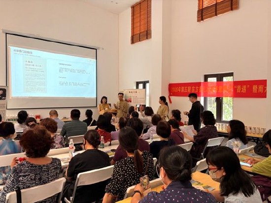 图为：唐小玲为广东老干部、暨南大学老教授讲解冷凝香文化