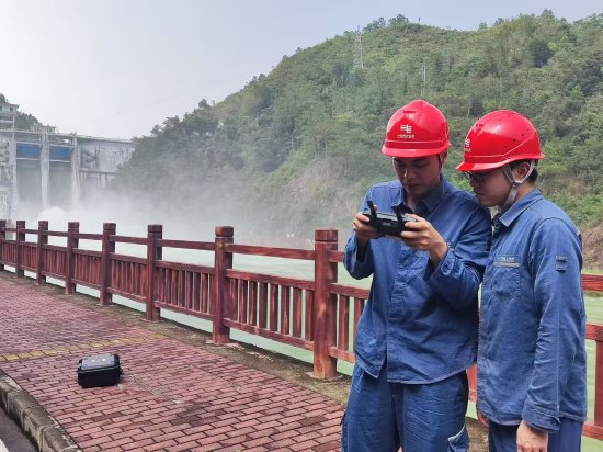 　　7月26日，南方电网广东东莞供电局物资人员接到抢修需求后，迅速完成库存精准匹配，随即组织油浸式变压器、锥形水泥杆等大型物资的吊装发运，为一线抢修复电筑牢后方支撑。（吴超娜 摄）