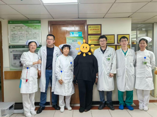 小维与胆胰外科医护合影