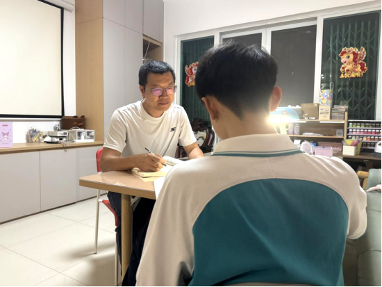 李年强下班后在家了解孩子备考情况
