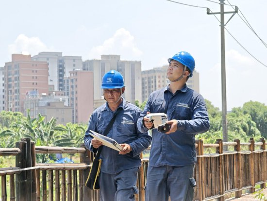 　　南方电网广东揭阳揭东局登岗供电所工作人员对涉及潮汕机场及登岗镇取景地的供电线路进行了拉网式排查。（陈佳纯 摄）