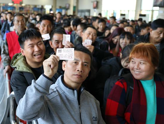 旅客手持回家车票,欢快顺畅踏上返乡旅程