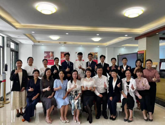叶丹茗女士与高星级饭店运营与管理专业群师生合影