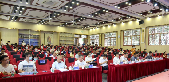 与会人员参加主会场活动