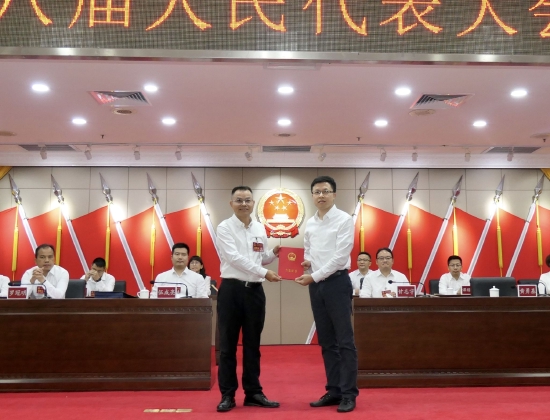 廖启行（右）当选龙江镇人民政府副镇长