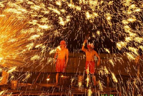 廣州限定傳統表演打鐵花