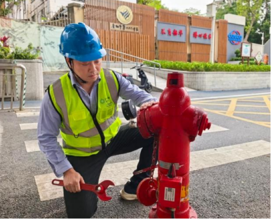 张哲昕对考点附近供水设施进行维护检查