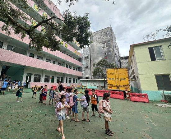 图1:9月11日下午,随着发电车的稳定运行,徐闻县育才学校再次充满了生机与活力(徐力摄)
