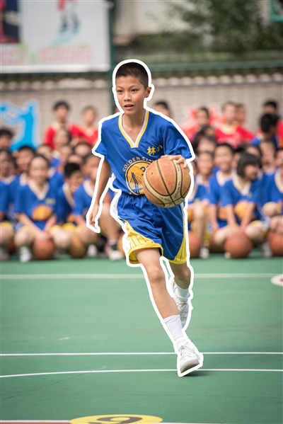 手指转球胯下运球600小学生操场秀篮球技术