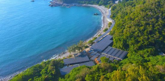　　碧海青山间，广东三门岛微电网光伏阵列沿沿海岸线铺展，深蓝色光伏板与葱郁山林、湛蓝海岸相映成趣，勾勒出一副美丽的清洁能源新图景。（陈凌 摄）