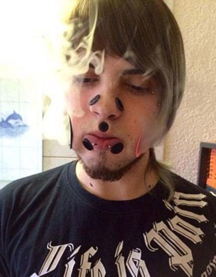 惊呆!男子脸上打洞数量创吉尼斯世界纪录_江门频道_新浪广东_新浪网