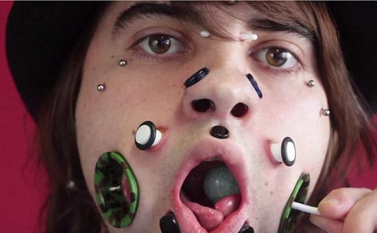 惊呆!男子脸上打洞数量创吉尼斯世界纪录_江门频道_新浪广东_新浪网