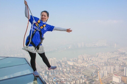 303米高楼顶建玻璃栈道 步步惊心