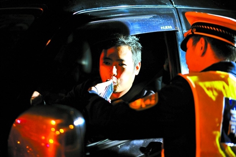 图为一位司机正在进行吹气酒精测试.   /佛山日报记者黎汉沿摄