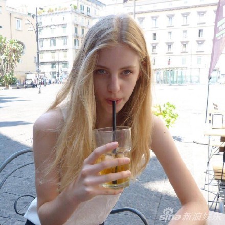 法国16岁嫩模走红身高1米81双腿逆天成精