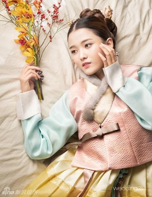 韩星南宝拉拍写真穿传统韩服清新典雅
