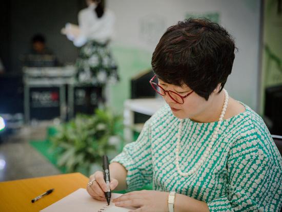 用成长打败残酷 黄佟佟在松山湖生活学院开讲