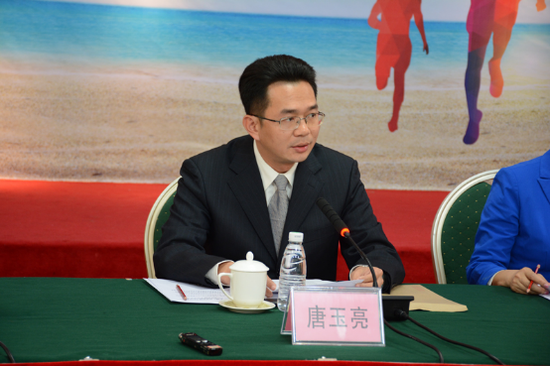 湛江市经济技术开发区党委委员唐玉亮介绍相关情况湛江市旅游投资集团