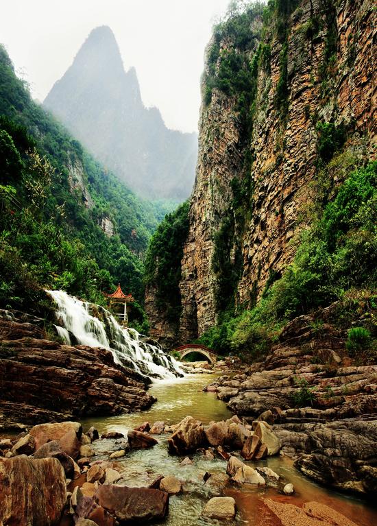 "粤西第一奇峰"封开千层峰,由砂页岩地貌组成,奇伟险峻