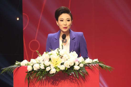 广东电视台著名节目主持人邓璐主持新闻发布会