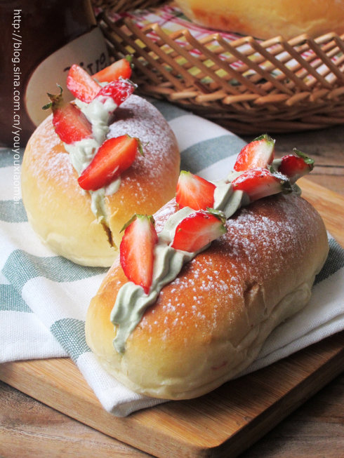 草莓季的讨喜面包奶油夹心面包