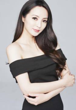 转变风格,拍摄独具风格的大片带着知性女人的强大气场再次踏入主持界