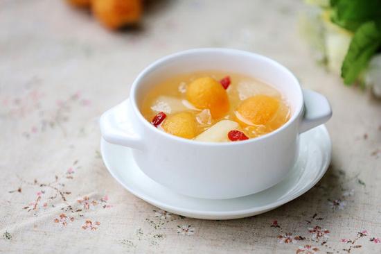 天然润肺美颜的枇杷香梨银耳汤