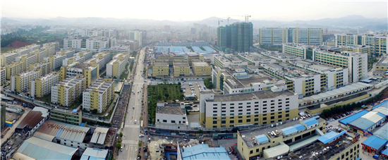 伯恩光学位于惠阳区秋长街道的厂区.2015年该公司产值已突破200亿元.