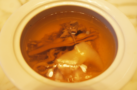 味道清新的山胡椒根炖猪肚汤