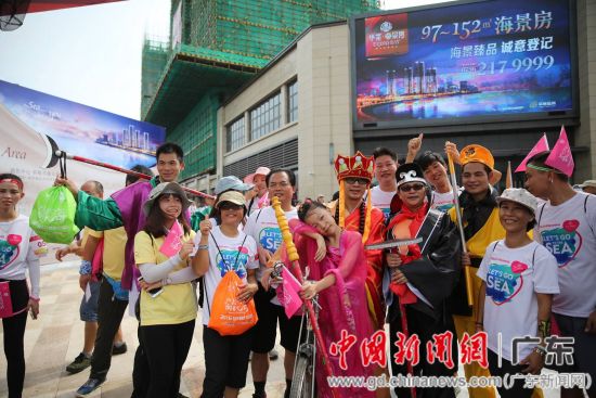 3日千余名体育爱好者聚集在珠海帝景湾，参加2016全民健步公益行活动。