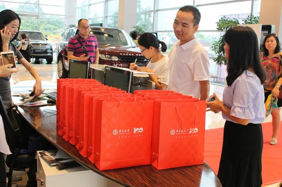 现场签到拿礼品