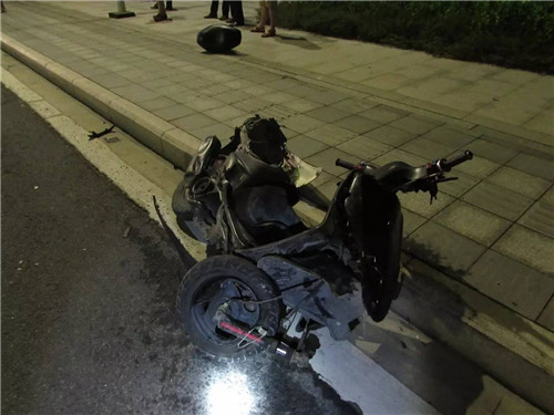 斗门17岁青年命丧西堤路 车祸视频惨烈像大片