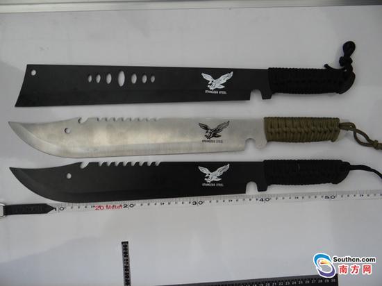 男子携3把大砍刀乘轻轨被查扣收缴称是个人爱好