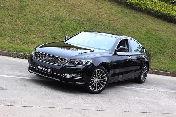 众泰z700定位于中大型轿车,外形酷似奥迪a6l,众泰z700前脸采用多幅