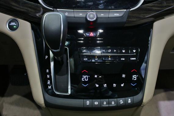 高配车型拥有hud抬头显示,可以将车速,发动机转速,变速箱档位,安全