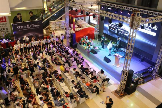 参与活动的人数众多,整个活动现场都挤满了人