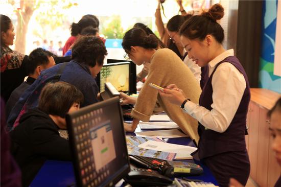 市民前来咨询旅游信息