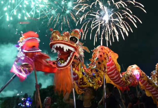 湛江遂溪县孔城鱼灯闪耀烟花璀璨迎新年