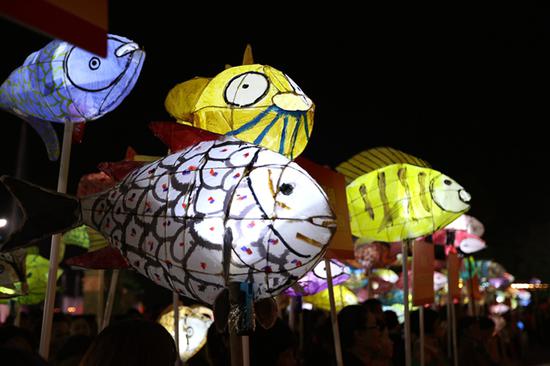 湛江遂溪县孔城鱼灯闪耀烟花璀璨迎新年