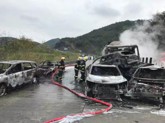 人保财险广东公司紧急应对清连高速多车碰撞交通事故